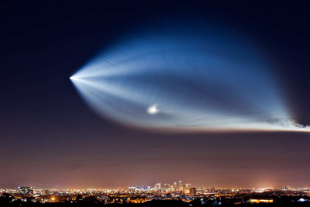 Falcon 9´s first stage doing test flights over Phoenix Image